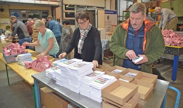 1800 Pakete im Akkord abgefüllt: Das OK des Aargauer Kantonalschützenfestes 2023 überrascht alle Schützenvereine der Schweiz. Foto: wr
