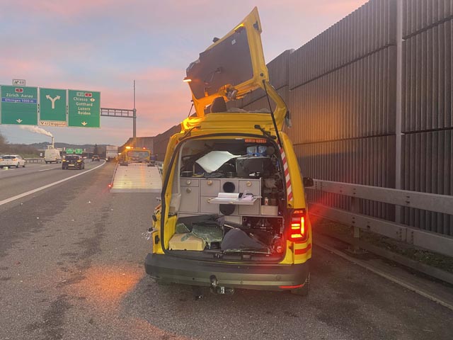 Ein Lastwagen kollidierte mit einem stehenden TCS-Patrouillenfahrzeug. Foto: Polizei AG