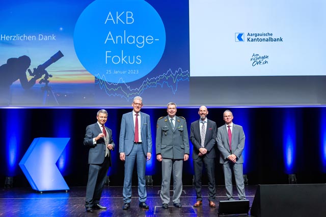 Bild (von links): Martin Spieler, Wirtschaftspublizist und TV-Moderator; Jürg Segmüller, Bereichsleiter Privatkunden &amp; Private Banking, AKB; Korpskommandant Hans-Peter Walser, Chef Kommando Ausbildung, Stellvertreter Chef der Armee; Sascha Haudenschild, Leiter Investment-Center, AKB; Marcel Koller, Chefökonom, AKB. Foto: akb