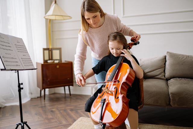 In Möhlin können Instrumente ausprobiert werden – beispielsweise das Cello. Foto: zVg