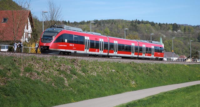 Zug der Baureihe 644 fährt vor einer landschaftlichen Kulisse. Foto: zVg