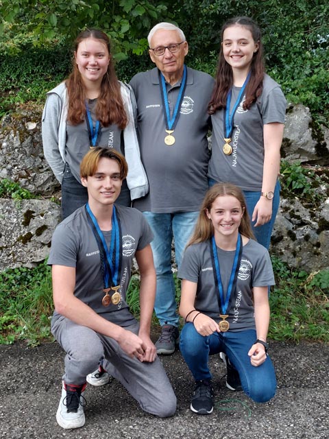 Von links stehend Fiona Kitanovic, Werner Erdin, Nina Staudacher; kniend Ramon Hutter und Anja Erdin. Foto: zVg