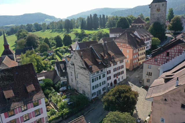 Eine Lücke in der mittelalterlichen Bebauung der Altstadt von Kaiserstuhl aus der Vogelschau. Hier fand der fünfte Feldkurs der Kantonsarchäologie statt. Foto: Copyright Kantonsarchäologie, © Kanton Aargau