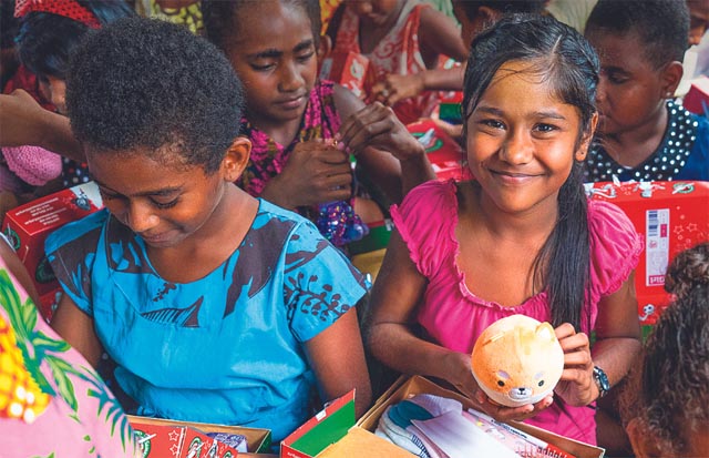 «Weihnachten im Schuhkarton»: Bei der Aktion erhalten Kinder aus armen Ländern ein Weihnachstgeschenk. Foto: zVg