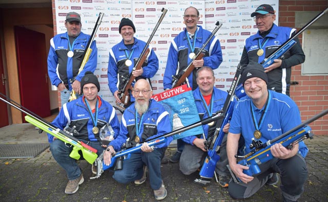 Zweiter Aargauer Mannschaftsmeistertitel Gewehr 300 m für die SG Leutwil: (hinten, von links) Werner Neeser, Hanspeter Gloor, Matthias Lüscher, Hansueli Lüscher; (kniend) Marco Lüscher, Dieter Müller, Christian Gloor und Bruno Emori. Foto: wr