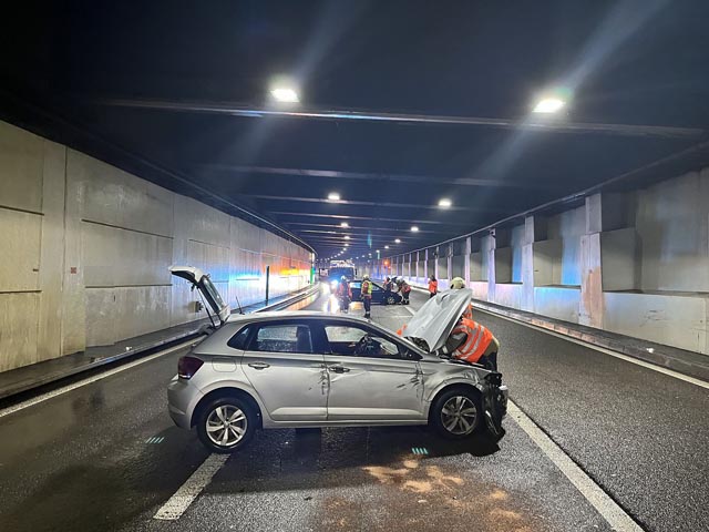 Tunnel Schweizerhalle: Mehrere Kollisionen bei Spurwechsel