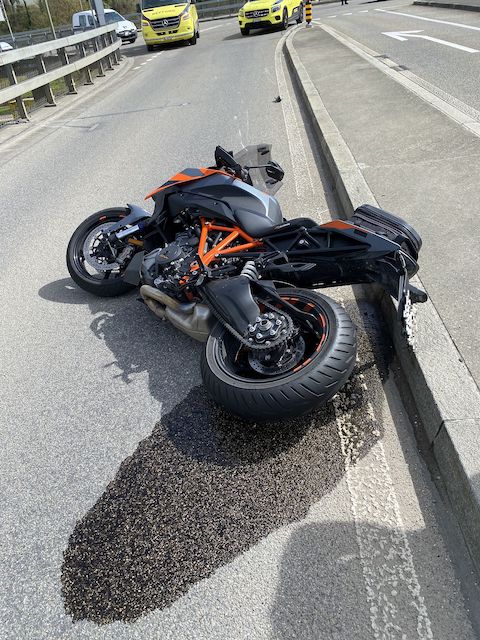Arlesheim/BL: Motorradfahrer gestürzt - eine Person verletzt