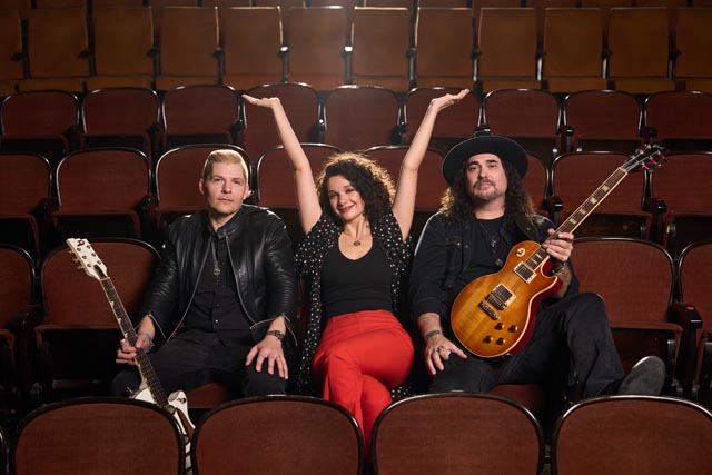 Eric Johanson, Katarina Pejak und Alastair Greene (v.l.) werden zusammen mit ihrer Band am Mittwoch, 2. Oktober, das 31. Fricktaler Blues Festival eröffnen. Foto: zVg