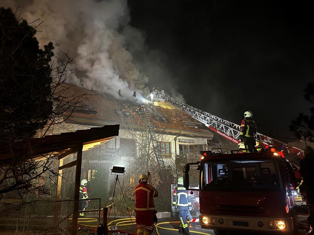 Gebensdorf BL: Dachstockbrand in einem Mehrfamilienhaus