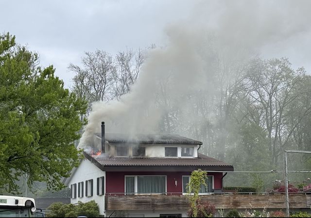 Bottmingen BL: Brandausbruch in Mehrfamilienhaus erfordert Feuerwehreinsatz