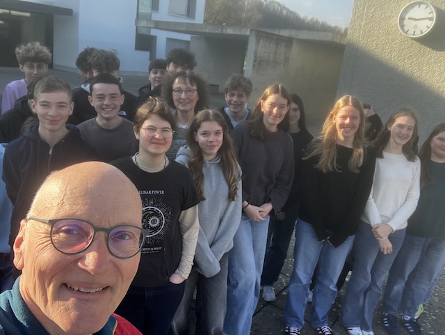 Der Autor mit SchülerInnen der 9. Klasse