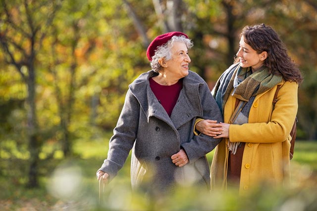 In Alters- und Pflegeheimen leisten viele Freiwillige unbezahlbare Arbeit. Denn sie können sich Zeit nehmen für Gespräche, ein Kartenspiel oder Spaziergänge mit den Bewohnenden. Foto: iStock