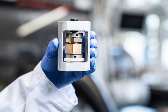 Mit einem innovativen Herstellungsprozess zur Batterie der Zukunft: PSI-Forschende zeigen in einer aktuellen Studie, wie sich Festkörperbatterien kostengünstig, effizient und langlebig produzieren lassen. Das Bild zeigt eine Testzelle, in der die am PSI entwickelte Festkörperbatterie hergestellt und getestet wird. Foto: © Paul Scherrer Institut PSI/Mahir Dzambegovic