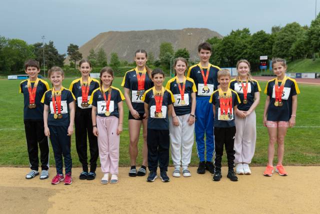 Die erfolgreichen Sportlerinnen und Sportler von links: Flurin Hasler, Emily Waldmeier, Lia Moosmann, Enya Isch, Elin Isch, Brian Hasler, Elisa Isch, Lukas Berzins, Jayden Hasler, Leila Mahrer und Katja Klimova. Foto Martin Waldmeier