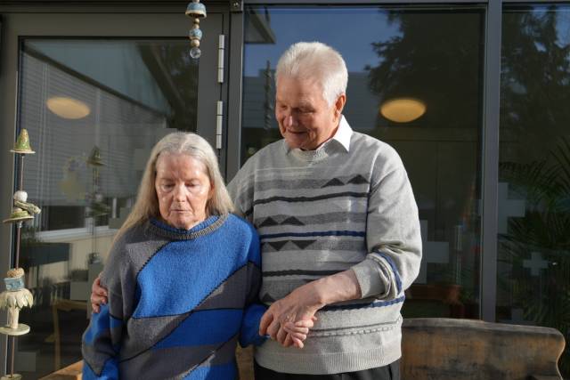 Hans Mayer mit seiner Frau Rosemarie Mayer: «Früher war alles effizient, durchgetaktet. Heute ist alles langsamer. Was früher wichtig war, ist es nicht mehr. Jetzt zählt das Miteinander.»