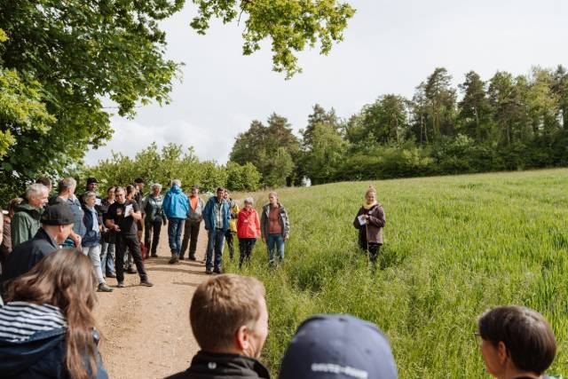 Keyline-Expertin Katja Degonda zeigt auf einem Acker des Hübstelhofes, wo kommenden Herbst eine Keyline entstehen wird.