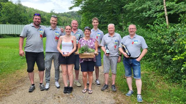 Von links: Martin Weiss, Mathias Senn (die zwei Goldkranzgewinner), Anja Erdin (beste Juniorin U17), Sepp Zumsteg (bester Veteran), Barbar Bircher (beste Dame), Luca Moser (bester Junior U21), Manfred Schaffner (bester Seniorveteran), Andi Erdin (Maximumschütze und Festplatzsieger). Foto: zVg