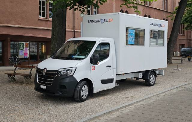 Die zweite Ausgabe der Basler Veranstaltung EINBLICK Basel – zu Besuch in sozialen Institutionen - findet am Freitag, 5. Juni, statt. Auch das Sprachmobil.ch öffnet seine Türe. Es steht mit einem vielfältigen Programm von 14 bis 20 Uhr in Basel vor dem kHaus am Kleinbasler Ufer. Foto: Sprachmobil.ch