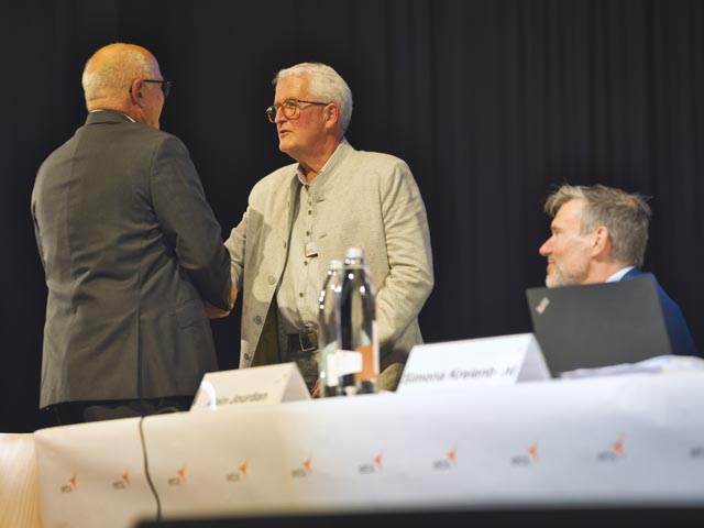 Martin Thommen (links) verabschiedet Beat Zeller (Mitte); rechts: Alain Jordan. Foto: © Marc Gilgen