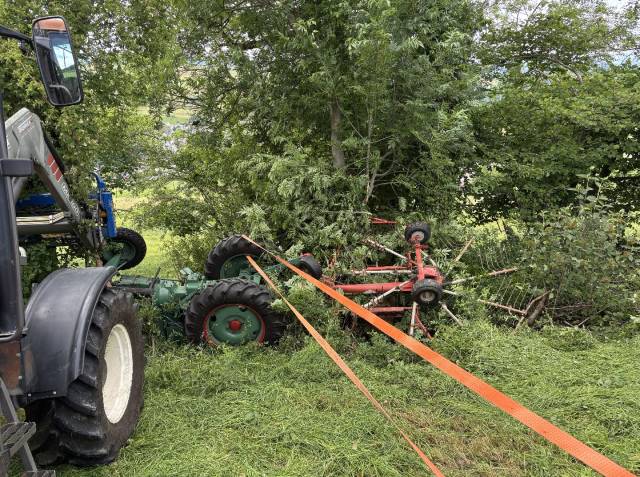 Verletzt wurde der Lenker dieses Traktors.