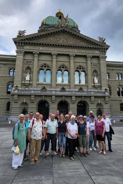 Die Musikgesellschaft Schupfart vor dem Bundeshaus Bern.