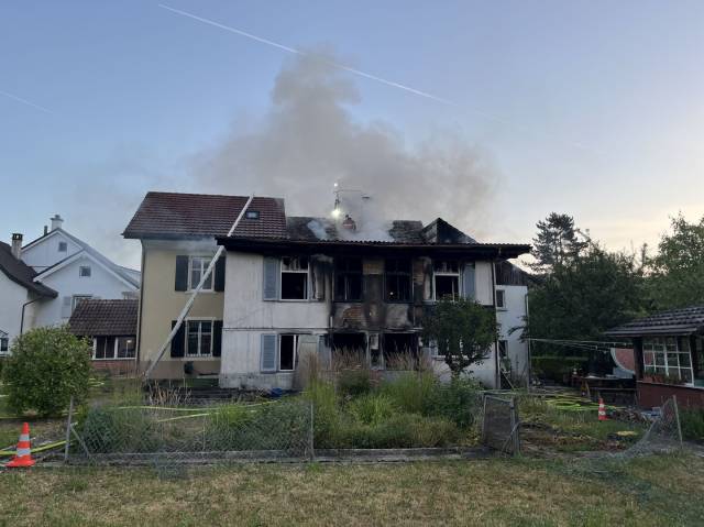 Beim Brand eines Mehrfamilienhauses in Thürnen wurde eine Person verletzt.