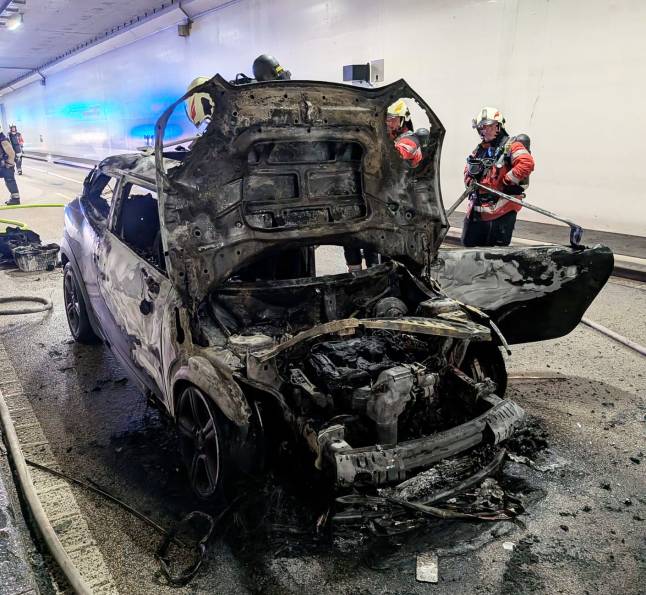 Personen wurden nicht verletzt, aber das Auto brannte vollständig aus.