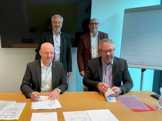 Vertragsunterzeichnung: Sitzend von links: Sven Guyer (Leiter Infrastruktur Partnerschaften Swisscom), Norbert Bäckert (Leiter Netz, Mitglied Geschäftsleitung EBL); stehend von links: Urs Indermühle (FTTH Partner Manager Swisscom), Roberto Pellizzon (Leiter Kommunikationsnetze EBL). Foto: ebl