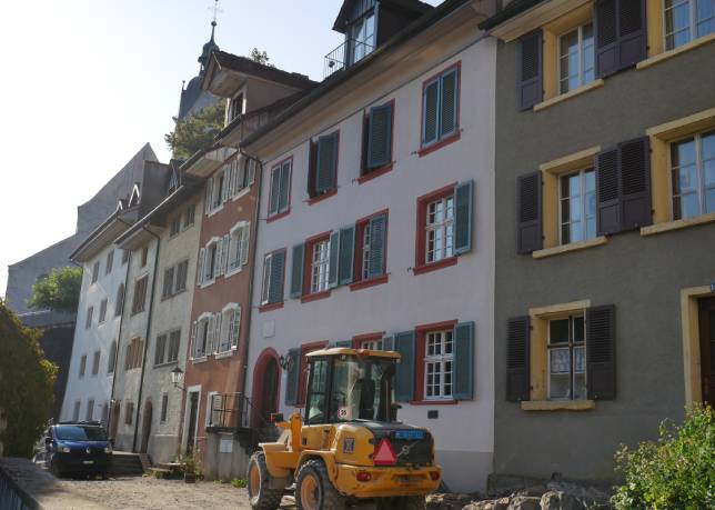 In dem weissen Haus (dem zweiten von rechts) in der Laufenburger Herrengasse lebte Hermann Suter von 1875 bis 1885.