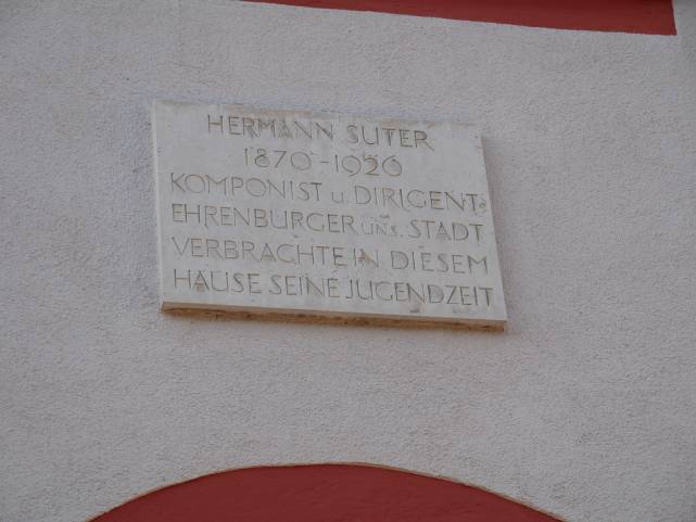 Eine Tafel am Haus in der Herrengasse erinnert an Hermann Suter.
