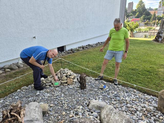 Marcel Geiger und Theo Obrist beim Platzieren der Gedenplaketten auf dem renaturierten Grundstück bei der reformierten Kirche