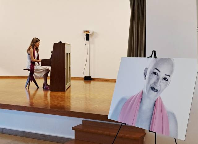 Kunstvoll fotografierte Porträts von Frauen zeigen, dass das Leben auch nach einer Brustkrebsdiagnose weitergeht.