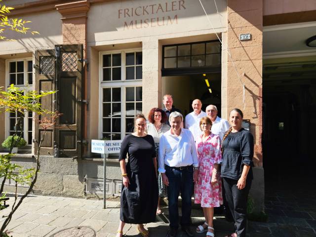 Der Stiftungsrat und die Museumsleitung des Fricktaler Museums Rheinfelden vor dem Haus zur Sonne: Stella Barmettler (links, stv. Museumsleitung), Susanne Ammann, Jürg Gasser, Franco Mazzi (Präsident), Walter Herzog (Vizepräsident), Susanna Schlittler, Carlo Habich und Kathrin Schöb (Museumsleitung); es fehlt Peter Tanner. Foto: Marcel Hauri