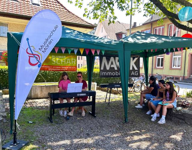 Schülerinnen der Musikschule Möhlin begeisterten mit Lehrerin Claudia Würz das Publikum am E-Piano. Foto: Lilia Staiger