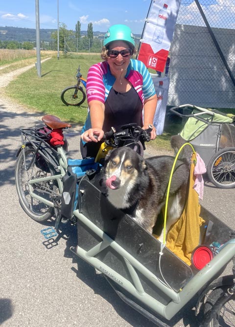 Dieser Vierbeiner durfte freudig sein Frauchen begleiten. Foto: Nicole Hübner