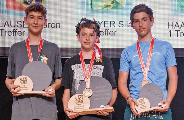 Eidgenössischer U15-Sieger mit der Pistole: Fabian Hunn (Mitte) vor dem Thurgauer Tim Plecas (links) und dem Zürcher This Maissen. (Foto: PD)