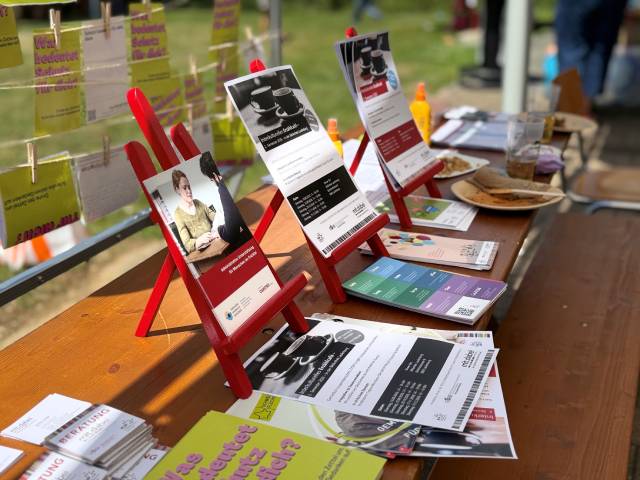 Es stand auch Info-Material zur Verfügung. Foto: zVg