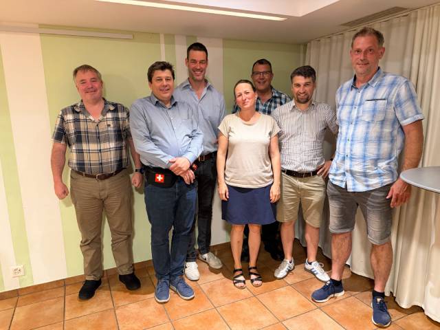 Von links: Adrian Speckert (Frick), Andreas Tscheulin (Frick), Nationalrat Christoph Riner (Zeihen), Alt-Grossrätin Tanja Suter (Gipf-Oberfrick), Alt-Grossrat und Gemeindeammann Roger Fricker (Oberhof), Grossrat Emanuel Suter (Gipf-Oberfrick) und Grossrat Patrik Meier (Zeihen). Foto: zVg