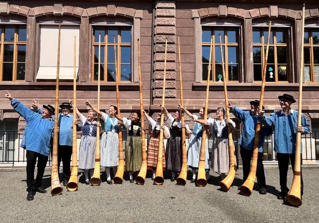 Impressionen vom Auftritt der Alphorngruppe Magden beim Eidgenössischen Jodlerfest in Basel