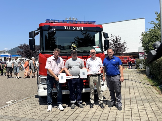 eierliche Übergabe der beiden Feuerwehrfahrzeuge (von links): Gemeindeammann Beat Käser, Feuerwehrkommandant Pascal Brogli, Peter Jäggi, Verwaltungspräsident der Feumotech AG, Reto Graber, Feuerwehrinspektor der Aargauischen Gebäudeversicherung. Foto: Lilia Staiger