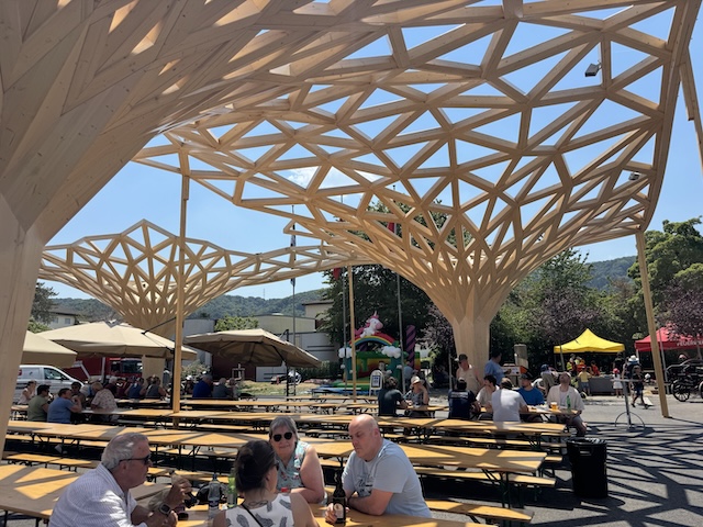 Die neue eindrucksvolle Holzdachkonstruktion beim Saalbau spendete den Besuchern an dem heissen Sommertag Schatten. Foto: Lilia Staiger