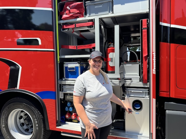 Monika Bahor, Mitglied der Feuerwehr Stein, zeigte den Besuchern das neue TLF. Foto: Lilia Staiger