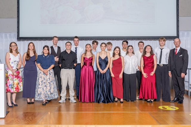 Die Besten aus den verschiedenen Gastro- und Hotellerie-Berufen, flankiert von Präsidentin Sandra Schuler und Chefexperte Urs Kohler. Foto: Foto Basler, Aarau