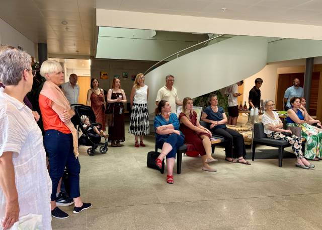Kunstlibhaberinnen und Liebhaber an der Vernissage im Gemeindehaus Frick. Foto: zVg