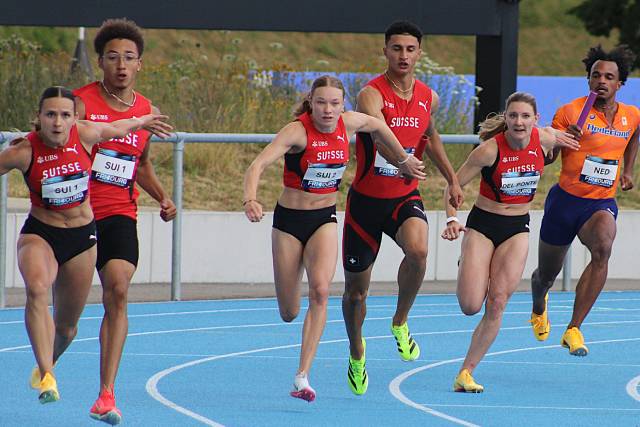 Fabienne Hoenke (Mitte) stellt mit dem 4x100m Mixed Nationalteam einen neuen Schweizer Rekord auf. Foto: Stefan Hoenke