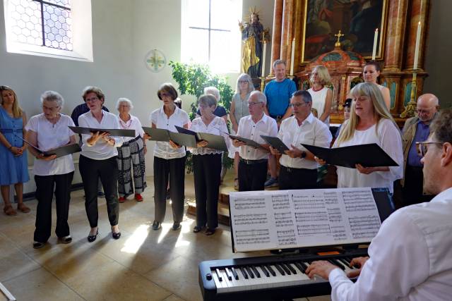 Vor der Kommunion mit Kirchengängern und dem Kirchenchor im Vordergrund. Foto: zVg