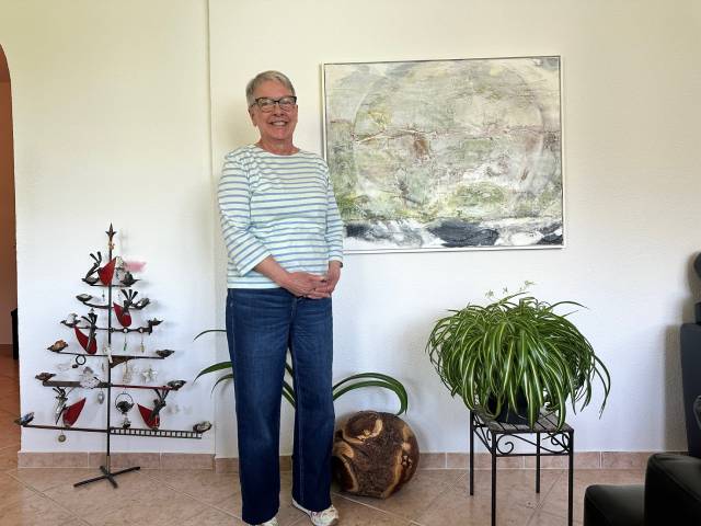 Trudi Hofer neben einem ihrer Bilder in ihrer Laufenburger Wohnung