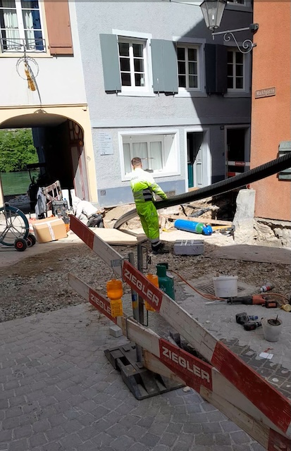Die Wärmeleitungen werden beim Rhytörli in die 2013 vorbereiteten Leerohre eingezogen. Foto: zVg