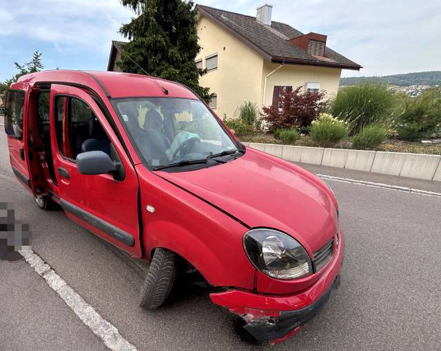 Ein Passagier erlitt leichte Verletzungen bei einem Unfall in Brugg.