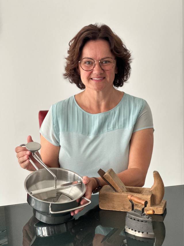 Petra Baltischwiler freut sich auf das erste Erzählcafé am 26. August. Sie hat eigens in der Brockenstube ein paar Utensilien erstanden, um den Erinnerungen der Teilnehmenden auf die Sprünge zu helfen. Foto: Sonja Fasler